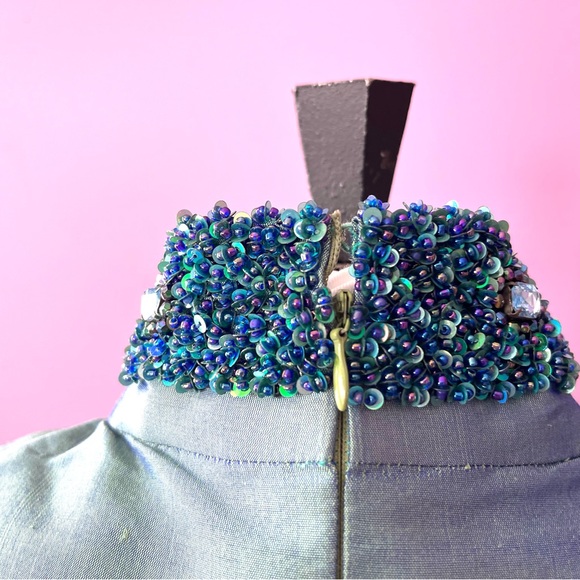 Vintage Iridescent light blue sleeveless keyhole qipao with back slit - Picture 6 of 11